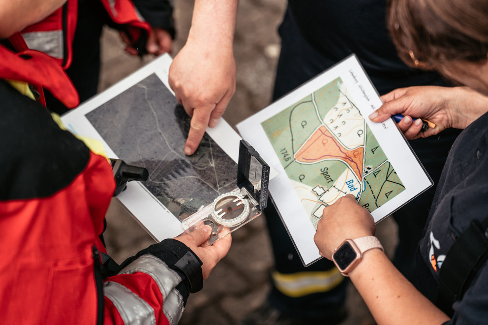 Koordination im Wald für Rettungshundeeinsatz.